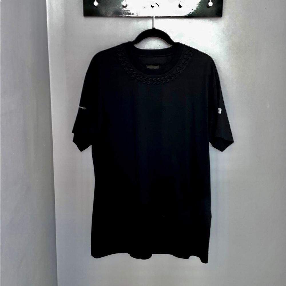 OVERSIZED T-SHIRT WITH EMBOSSED CHAIN COLLAR